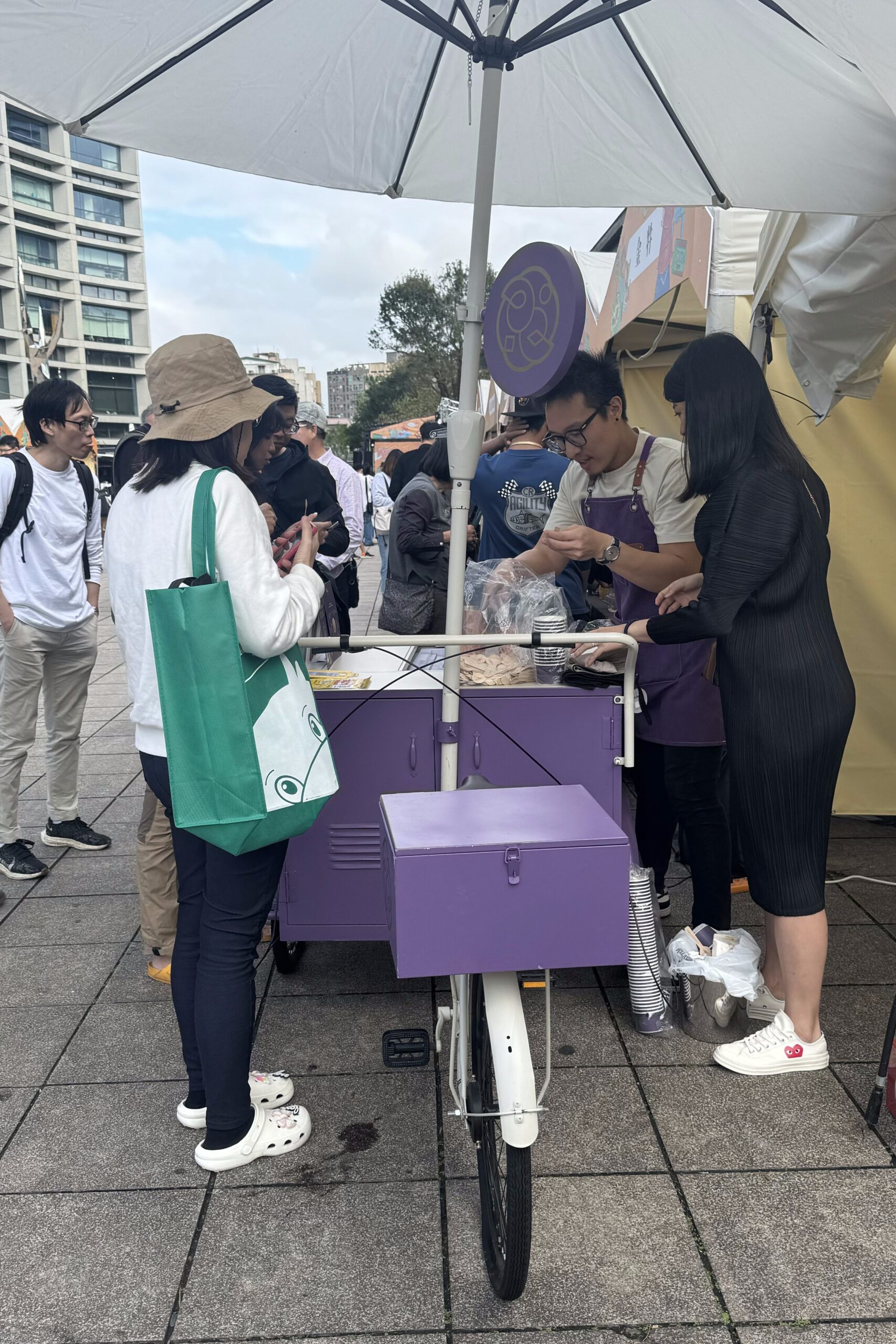 Elliot's Head Chef Eliot scooping at ice cream cart during Lion Travel XINMEDIA festival event